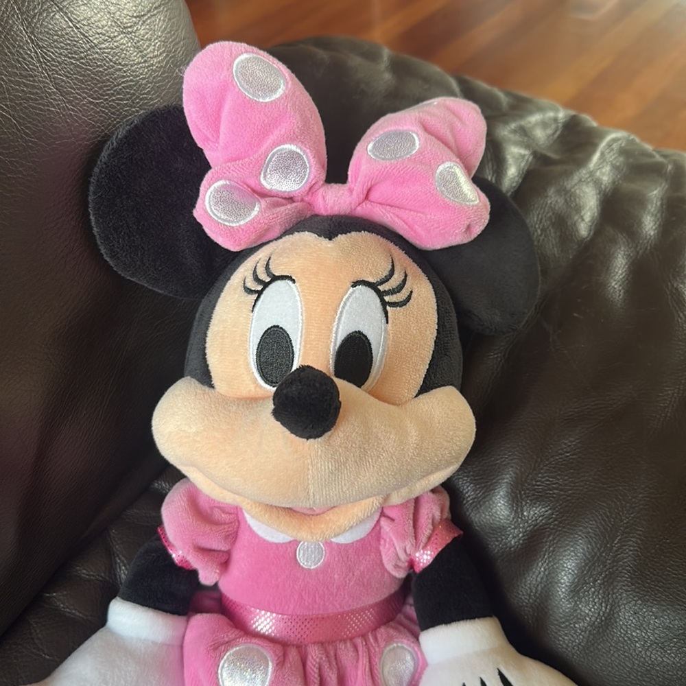 Minnie Mouse - Picture 2 of 5